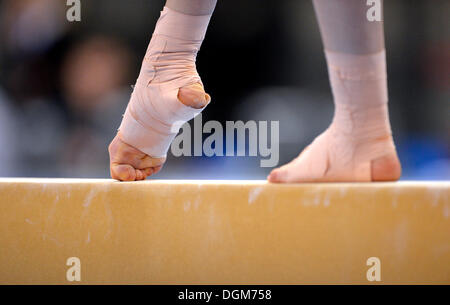 Vista in dettaglio di un piede bendato, fascio di equilibrio, EnBW Gymnastics World Cup 2012, Porsche-Arena, Stoccarda, Baden-Württemberg Foto Stock