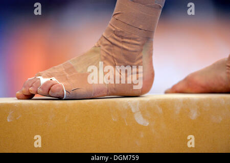 Vista in dettaglio di un piede bendato, fascio di equilibrio, EnBW Gymnastics World Cup 2012, Porsche-Arena, Stoccarda, Baden-Württemberg Foto Stock