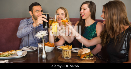 Amici a cena insieme Foto Stock