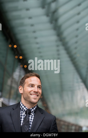 La gente di affari. Un uomo in un business suit. Un uomo con corti capelli rossi e la barba, indossa una tuta. Foto Stock