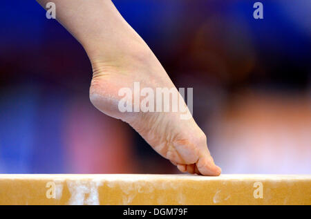 Vista in dettaglio di un piede, fascio di equilibrio, EnBW Gymnastics World Cup 2012, Porsche-Arena, Stoccarda, Baden-Württemberg, Germania Foto Stock