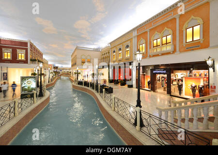 Canal, lussuoso centro commerciale, Villaggio Mall progettato in uno stile veneziano, zona aspirano, Doha, Doha, Qatar Foto Stock