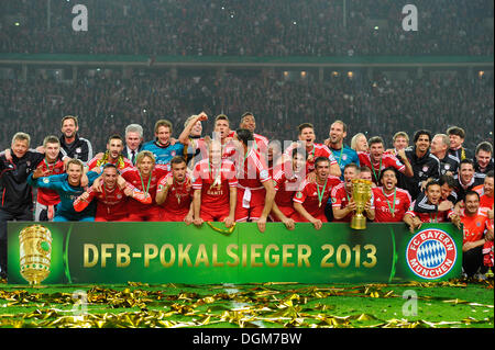 FC Bayern celebrando il loro triplice vittoria, foto del team con il trofeo, DFB Cup Final 2013, FC Bayern Munich vs VfB Stuttgart in Foto Stock
