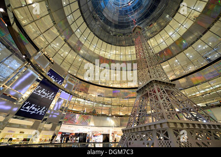 Interno, Quartier Q207, grandi magazzini Galeries Lafayette con una replica della Torre Eiffel, architetto Jean Nouvel Foto Stock