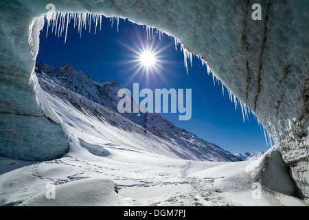 Vista dall'interno di un ghiacciaio al di fuori della bocca in un bellissimo sole in un cielo blu Foto Stock