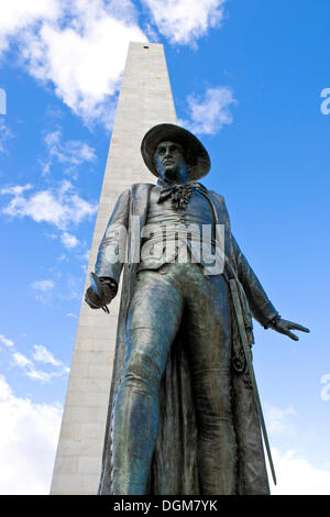 Statua del colonnello william prescott di fronte obelisco, bunker Hill, Boston, Massachusetts, New England, Stati Uniti d'America Foto Stock