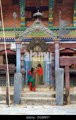 Giovani nepalesi i bambini nelle antiche Newari hill station (villaggio di montagna), Bandipur, Distretto Tanahu, Nepal, Asia Foto Stock