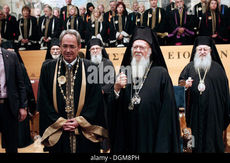 Salonicco, Grecia. 23 Ott, 2013. Speciale distinzione onorario per il Patriarca Ecumenico Bartolomeo del Rettorato Amministrazione dell'Università Aristotele di Salonicco. Cerimonia per la Speciale distinzione onorario dell'emblema Università Aristotele di Salonicco (AUTH) "Agios Dimitrios' ALL ARCIVESCOVO DI COSTANTINOPOLI - NUOVA ROMA E PATRIARCA ECUMENICO BARTOLOMEO. Salonicco, Grecia il 23 ottobre 2013. Credito: Konstantinos Tsakalidis/Alamy Live News Foto Stock