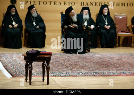 Salonicco, Grecia. 23 Ott, 2013. Speciale distinzione onorario per il Patriarca Ecumenico Bartolomeo del Rettorato Amministrazione dell'Università Aristotele di Salonicco. Cerimonia per la Speciale distinzione onorario dell'emblema Università Aristotele di Salonicco (AUTH) "Agios Dimitrios' ALL ARCIVESCOVO DI COSTANTINOPOLI - NUOVA ROMA E PATRIARCA ECUMENICO BARTOLOMEO. Salonicco, Grecia il 23 ottobre 2013. Credito: Konstantinos Tsakalidis/Alamy Live News Foto Stock