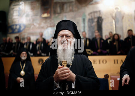 Salonicco, Grecia. 23 Ott, 2013. Speciale distinzione onorario per il Patriarca Ecumenico Bartolomeo del Rettorato Amministrazione dell'Università Aristotele di Salonicco. Cerimonia per la Speciale distinzione onorario dell'emblema Università Aristotele di Salonicco (AUTH) "Agios Dimitrios' ALL ARCIVESCOVO DI COSTANTINOPOLI - NUOVA ROMA E PATRIARCA ECUMENICO BARTOLOMEO. Salonicco, Grecia il 23 ottobre 2013. Credito: Konstantinos Tsakalidis/Alamy Live News Foto Stock