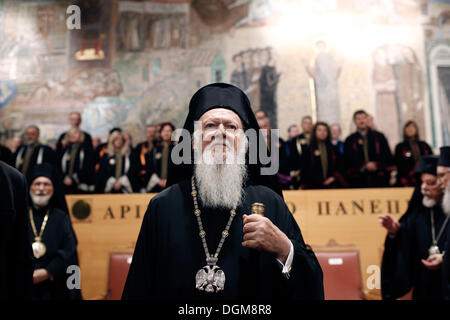 Salonicco, Grecia. 23 Ott, 2013. Speciale distinzione onorario per il Patriarca Ecumenico Bartolomeo del Rettorato Amministrazione dell'Università Aristotele di Salonicco. Cerimonia per la Speciale distinzione onorario dell'emblema Università Aristotele di Salonicco (AUTH) "Agios Dimitrios' ALL ARCIVESCOVO DI COSTANTINOPOLI - NUOVA ROMA E PATRIARCA ECUMENICO BARTOLOMEO. Salonicco, Grecia il 23 ottobre 2013. Credito: Konstantinos Tsakalidis/Alamy Live News Foto Stock