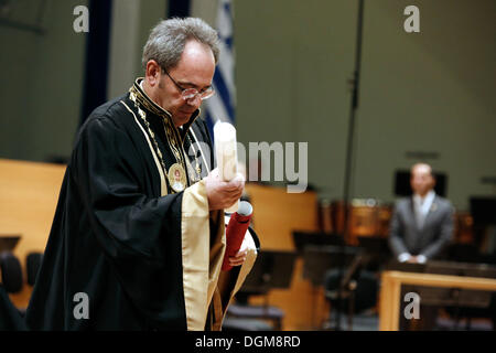 Salonicco, Grecia. 23 Ott, 2013. Speciale distinzione onorario per il Patriarca Ecumenico Bartolomeo del Rettorato Amministrazione dell'Università Aristotele di Salonicco. Cerimonia per la Speciale distinzione onorario dell'emblema Università Aristotele di Salonicco (AUTH) "Agios Dimitrios' ALL ARCIVESCOVO DI COSTANTINOPOLI - NUOVA ROMA E PATRIARCA ECUMENICO BARTOLOMEO. Salonicco, Grecia il 23 ottobre 2013. Credito: Konstantinos Tsakalidis/Alamy Live News Foto Stock