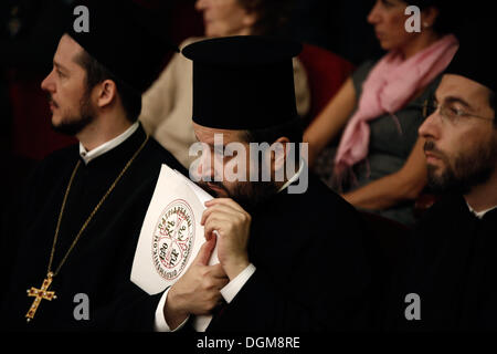 Salonicco, Grecia. 23 Ott, 2013. Speciale distinzione onorario per il Patriarca Ecumenico Bartolomeo del Rettorato Amministrazione dell'Università Aristotele di Salonicco. Cerimonia per la Speciale distinzione onorario dell'emblema Università Aristotele di Salonicco (AUTH) "Agios Dimitrios' ALL ARCIVESCOVO DI COSTANTINOPOLI - NUOVA ROMA E PATRIARCA ECUMENICO BARTOLOMEO. Salonicco, Grecia il 23 ottobre 2013. Credito: Konstantinos Tsakalidis/Alamy Live News Foto Stock