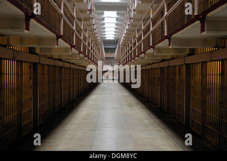 Consente di visualizzare in un blocco di cella in prigione, Isola di Alcatraz, CALIFORNIA, STATI UNITI D'AMERICA Foto Stock