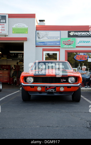 Chevrolet Camaro Z28 sul display durante un classico historic car show davanti a un garage New Jersey, STATI UNITI D'AMERICA Foto Stock