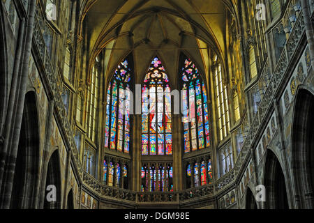 Il vetro macchiato la finestra della chiesa, abside gotico della cattedrale di San Vito, Hrad&#269;qualsiasi, il Castello di Praga district, Praga, Boemia Foto Stock