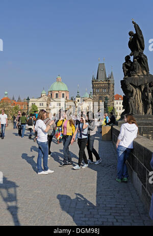 Turisti sul Ponte Carlo, guardando verso la torre del ponte della Città Vecchia, la Città Vecchia di Praga, Boemia, Repubblica Ceca, Europa Foto Stock