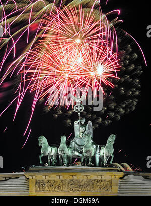 Quadriga sulla Porta di Brandeburgo, fuochi d'artificio Vigilia di Capodanno, Berlino, componendo Foto Stock