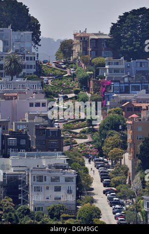 Lombard Street, la strada americana con più curve, San Francisco, California, Stati Uniti d'America Foto Stock