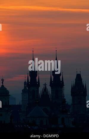 Chiesa Teyn poco prima dell'alba, la Piazza della Città Vecchia, centro storico di Praga, Boemia, Repubblica Ceca, Europa Foto Stock