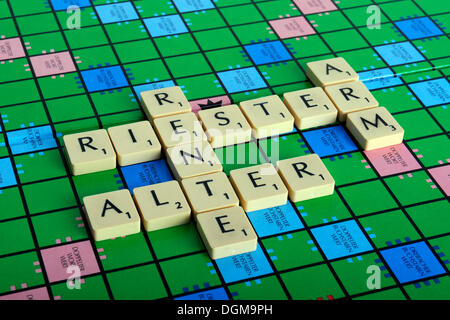 Scrabble lettere che compongono le parole Riester, rente, braccio e Alter, Tedesco per la pensione Riester e di essere poveri in età avanzata Foto Stock