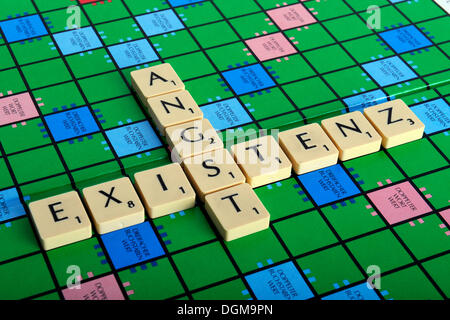 Scrabble lettere che compongono le parole Existenz e Angst, Tedesco per timore esistenziale Foto Stock