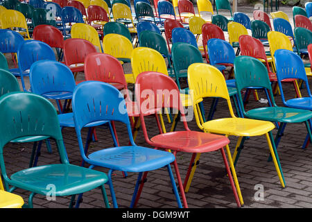 Righe di colorate sedie in piedi di fronte ad uno stadio, abbandonato Spreepark Berlin Amusement Park, precedentemente noto come Kulturpark Foto Stock