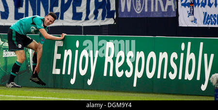 Gelsenkirchen (Germania). 22 ottobre, 2013. Schalke di Julian Draxler godere responsabilmente durante il match tra FC Schalke 04 vs Chelsea Londra in champions league stagione 2013/2014. © dpa picture alliance/Alamy Live News Foto Stock