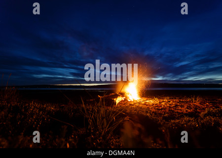 Fuoco al crepuscolo sulla spiaggia in Alaska al tramonto Foto Stock