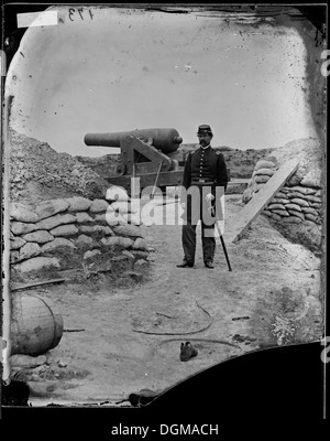 Un ufficiale posizionato in trincee con una pistola Parrott, probabilmente durante la guerra civile, illustrando l'uso dell'artiglieria nella guerra di trincea in tempo di guerra. Foto Stock