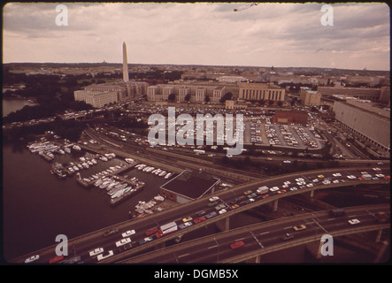 Questa fotografia cattura una vista dalla Southwest Freeway a Washington D.C., guardando a nord verso il Washington Monument. Mette in risalto l'iconico monumento e il paesaggio urbano circostante. Foto Stock