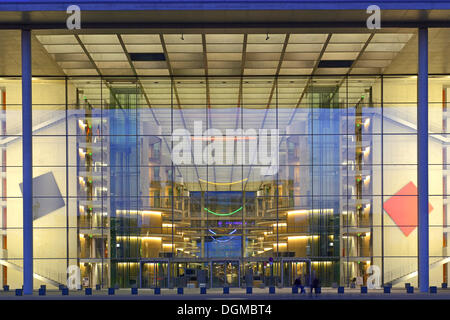 Portale principale di Paul Loebe edificio in serata, distretto governativo di Berlino, Berlin, Berlin, Germania Foto Stock