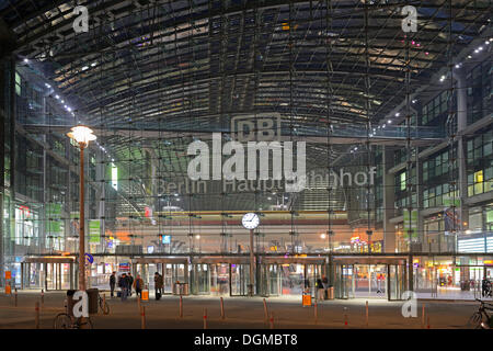 Davanti entrata principale a Berlino stazione centrale Lehrter Bahnhof, in serata, Berlin, Berlin, Berlin, Germania Foto Stock
