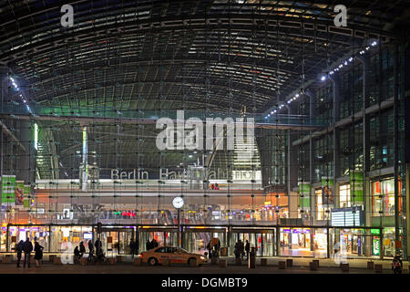 Parte posteriore entrata principale a Berlino stazione centrale Lehrter Bahnhof, in serata, Berlin, Berlin, Berlin, Germania Foto Stock