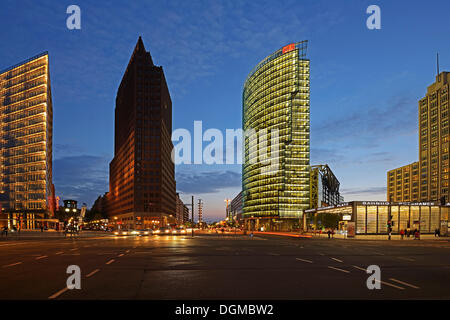 Edifici della Daimler, areale sinistra, Bahnturm Tower e il centro Beisheim, a destra su Potsdamer Platz, al tramonto, Mitte Foto Stock