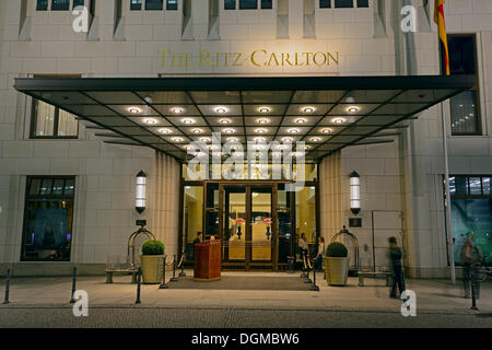 Ingresso al Ritz Carlton Hotel nel centro Beisheim, Potsdamer Platz in serata, Mitte, Berlin, Berlin Foto Stock