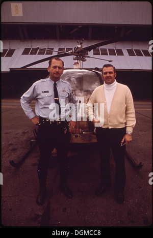 Gli elicotteri della polizia si preparano al decollo come parte delle loro normali operazioni di trasmissione del traffico. Questi elicotteri sono utilizzati per monitorare le condizioni del traffico e fornire aggiornamenti in tempo reale ai conducenti nelle aree urbane. Foto Stock