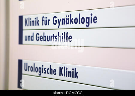 Segno "Klinik fuer Gynaekologie und Geburtshilfe, Urologie', Germania per 'reparto di ostetricia e ginecologia, urologia' Foto Stock