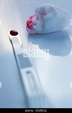 Un bisturi e sangue su un batuffolo di cotone, chirurgia, Germania Foto Stock