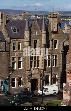 Isole di Orkney, Scozia. Vista in elevazione di Kirkwall del Municipio su Broad Street. Foto Stock