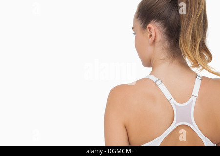 Vista posteriore del ponytailed giovane donna che indossa un reggiseno per lo sport Foto Stock