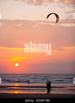 Il kite surf sulla spiaggia di Egmond aan Zee al tramonto, Paesi Bassi, Europa Foto Stock