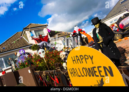 Decorazioni di Halloween nel cortile anteriore di una casa in Milford Haven, Pembrokeshire, Wales, Regno Unito, Europa Foto Stock