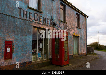 Vacante in negozio del villaggio in Mathry, Pembrokeshire, Wales, Regno Unito, Europa Foto Stock