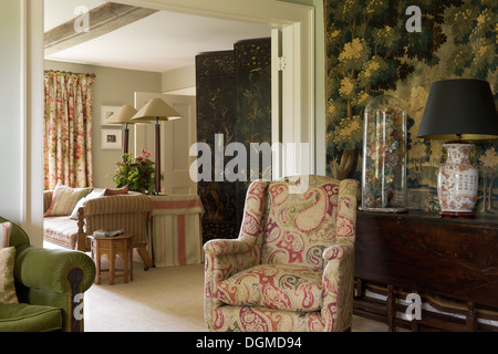 Paisley poltroncina imbottita con settecento lacca nella schermata home di tessuto designer Richard Smith Foto Stock