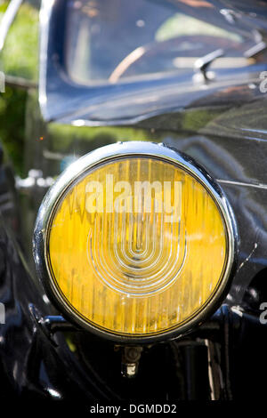 Fari anteriori di una Bugatti, rarità dalla collezione Schlumpf, Mulhouse, Francia alle Herkules Bergpreis 2009 rally di montagna Foto Stock