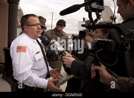 Maryville, Missouri, Stati Uniti d'America. 22 ottobre, 2013. Nodaway County Sheriff DARREN WHITE parla ai media in una conferenza stampa tenuta prima di una manifestazione svoltasi a sostegno dell'adolescente Daisy Coleman, che sarebbe stata violentata da un alta scuola calcio player a un partito nel 2012. © James Colburn/ZUMAPRESS.com/Alamy Live News Foto Stock