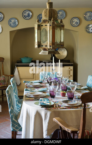 Lampada marocchina si blocca nella cucina di tessuto designer Richard Smith in East Sussex Foto Stock