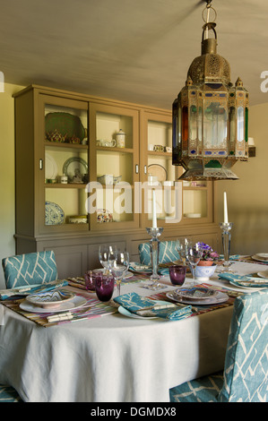 Lampada marocchina si blocca nella cucina di tessuto designer Richard Smith in East Sussex Foto Stock