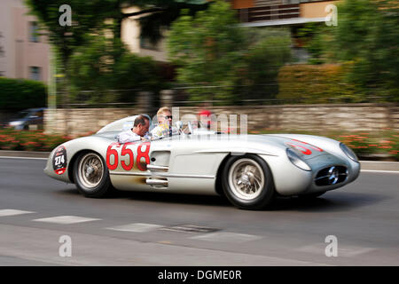 Mika Hakkinen e Juan Manuel Fangio Jr., alla guida di una Mercedes-Benz SLR 300 auto d'epoca, dal museo Mercedes, costruito nel 1955 Foto Stock